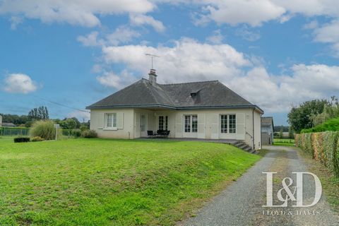 Beautiful contemporary house with large plot of land and hangar in the town of Les Bois d'Anjou Discover this contemporary house of 133 m² of living space, located on a spacious plot of 2,803 m², facing south-west. Ideally arranged on two levels on o...