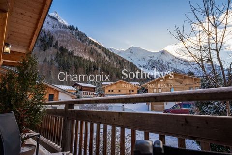 Chamonix Sotheby's International Realty est fière de vous présenter le chalet Daphne & Danae, un bien exceptionnel idéalement situé à Chamonix, à proximité de toutes les commodités. Ce chalet est divisé en deux superbes appartements demi-chalet, parf...