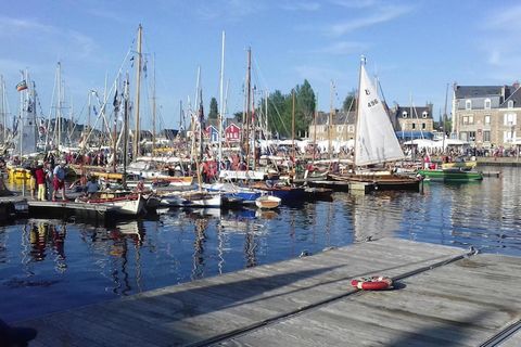 Klein rijtjeshuis van natuursteen met een eigen terras op een idyllisch landgoed omringd door hortensia's. Het gemeenschappelijke tuinhuis met in totaal drie wooneenheden is rustig gelegen in een landelijke omgeving op slechts 700 m van de pittoreske...