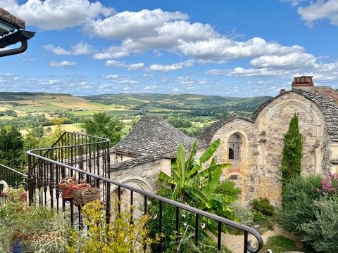 TARN (81) En venta en el corazón de la ciudad medieval de Cordes-sur-ciel, esta casa con un encanto atípico se beneficia de un exterior excepcional. El salón y la cocina se abren a la terraza que ofrece una magnífica vista de la parte baja de la ciud...