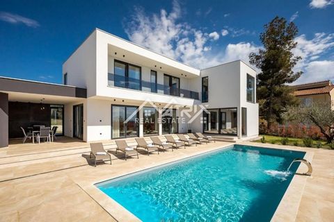 Poreč, Umgebung - Modern ausgestattete und möblierte Villa mit Pool in der Nähe des Meeres und des Dorfzentrums mit offenem Meerblick! Zum Verkauf steht diese modern ausgestattete und möblierte Villa mit Swimmingpool mit einer Gesamtnettowohnfläche v...