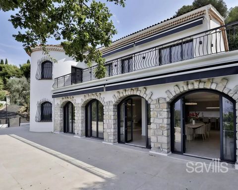 Auf den Höhen von Villefranche-sur-Mer, nur 10 Minuten von Nizza und 15 Minuten von Monaco entfernt, bietet dieses renovierte 394 m² große Anwesen ohne Blick auf die Nachbarn geräumige Wohnbereiche und ein 2500 m² großes Grundstück. Das Anwesen erstr...