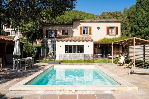 This farmhouse dating from the nineteenth century with a living area of 205 m2 has been redesigned by the owners as a modern, comfortable, easy to live in and maintain dwelling on a plot of 1200 m2, without distorting the nature of the place. Outside...