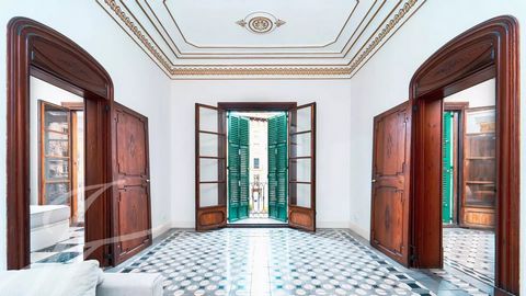 This large first floor apartment is located in the emblematic area El Born, overlooking the tree lined promanade and within walking distance to everything one requires for a very comfortable daily lifestyle. Upon entry the very high ceilings in the s...