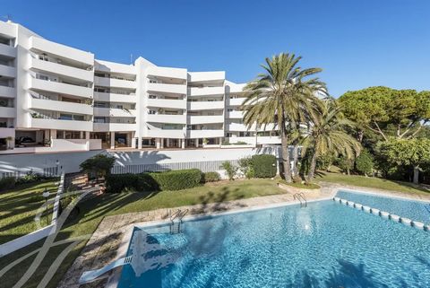 Spacious and bright apartment in one of the best-kept and most desired communities of Palma for its already classic silhouette on the heights of La Bonanova offering splendid views over the bay of Palma, just a few minutes from the center and in a pr...