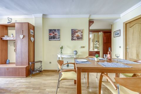 Dieses Ferienhaus ist ein Anwesen mit modernem und geschmackvollem Design. Es verfügt über zwei Schlafzimmer und bietet Platz für bis zu vier Personen. Es verfügt über ein gemütliches Sofa im Wohnzimmer, das einen komfortablen Raum zum Entspannen sch...