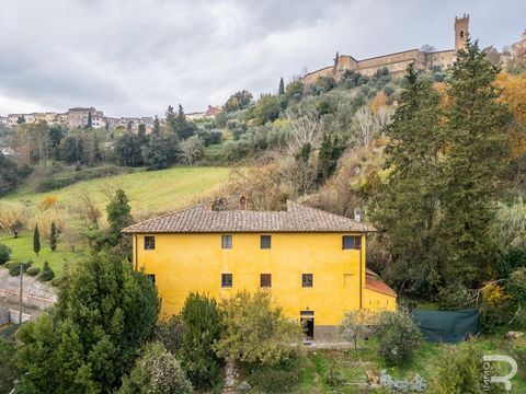 Genesteld in het pittoreske Toscaanse platteland, op slechts 300 meter van het levendige stadscentrum, maar in een oase van rust, ligt deze prachtige voormalige boerderij, met zorg en liefde gerenoveerd in 2000. De combinatie van historische charme e...