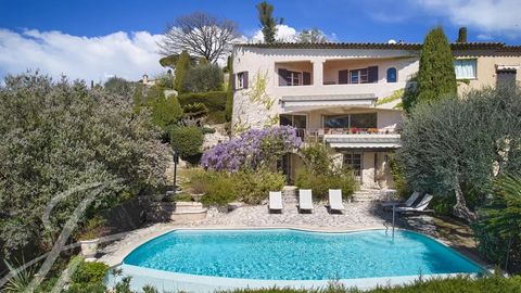 Ideally located between Valbonne and Mougins, within a gated, guarded and highly secured renowned domain, a most attractive villa, fully air-conditioned with open views on the landscaped garden of 636 sq.m and the surrounding countryside. The propert...