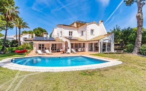 Descubra el paraíso en Nova Santa Ponsa con esta espectacular villa que combina la belleza natural de la isla con el lujo y la privacidad que desea. Situada en una ubicación codiciada, esta casa le ofrece un estilo de vida mediterráneo excepcional. A...