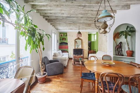 Ideally located in the heart of Montmartre, just steps away from Abbesses, this charming apartment is nestled within a beautiful 19th-century building. Set in a peaceful courtyard, this second-floor walk-up is the only apartment on its landing, offer...