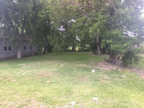 These two adjacent lots, located at 3330 and 3334 Kilgore Street, present a rare investment opportunity in a prime Houston location. With a total of 8,500 square feet (as per the Appraisal District), the combined properties are well-suited for variou...