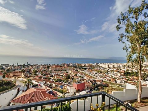 If youre looking for space, comfort, and a unique setting, this independent villa in Rincón de la Victoria is perfect for you. With stunning, unobstructed sea views from almost every room, this home offers a peaceful and privileged lifestyle. The vil...