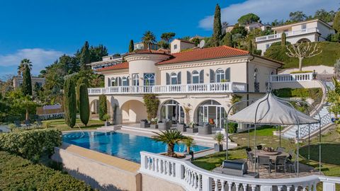 Located in a residential area close to Mandelieu, this beautiful south-facing villa with infinity pool offer panoramic views over the Bay of Cannes. Covering an area of around 300 m2, the property comprises : Garden floor : - A bright double living r...