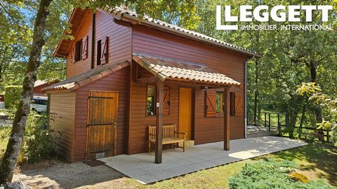 A31084LH46 - Goed ingerichte lodge met 3 slaapkamers en airconditioning en onlangs gerenoveerd naar hoge specificaties. Deze woning op eigen grond met uitzicht op de golfbaan is gelegen in het populaire gehucht La Colline, genesteld in de Souillac Go...