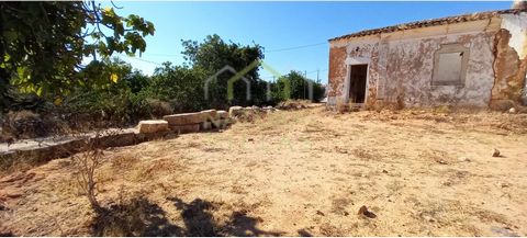 Unique Opportunity: Land with Ruin in Areeiro, São Clemente, Loulé, Algarve. This is the ideal opportunity to acquire a plot of land with a ruin near Goncinha, in the stunning Algarve. With a total area of 1,333m², this plot comprises 2 urban article...