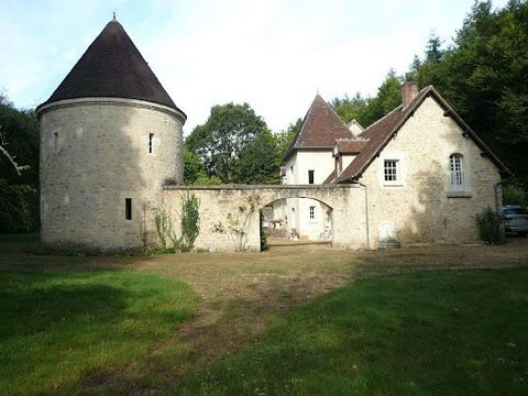 In a wooded site, close to Perche-en-Nocé, on a park with tennis, meadow, and woods, of 5.6 hectares crossed by walking paths, an old well-restored Percheron house, with 270 m² of living space: large entrance and staircase, living room 60 m² (stone f...