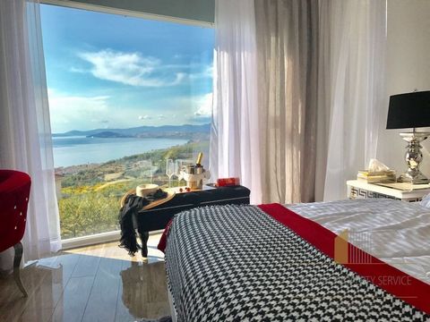 Cette villa de luxe avec orientation sud-ouest et piscines est située dans les environs de Split, et a été construite sur un terrain de 1600m2. La villa a une surface habitable totale de 240m2 qui est répartie sur 3 étages. Au rez-de-chaussée se trou...