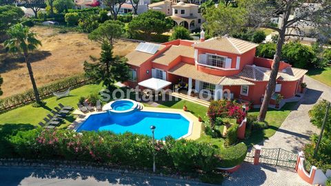 Luxuriöse Villa mit sieben Schlafzimmern und Pool in Vilamoura. Auf einem Grundstück von 1370 m2 gelegen, hat diese unglaubliche Villa eine Baufläche von 455 m2. Mit einer traditionellen Architektur, der Wahl der Materialien und der Ausstattung trage...