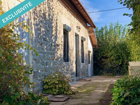 Découvrez cette magnifique maison en pierre située à Saint-Vallier (71230), un véritable havre de paix au cœur d’un quartier calme et convivial. Entièrement rénovée avec soin, elle allie le charme de l’ancien à un confort moderne, offrant un cadre de...