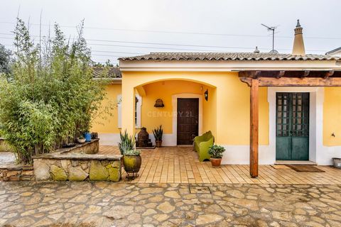 We present a charming traditional house located in the peaceful village of Estoi, on a 3,740sqm property that combines comfort, functionality, and a rustic touch. This cozy home, known as 