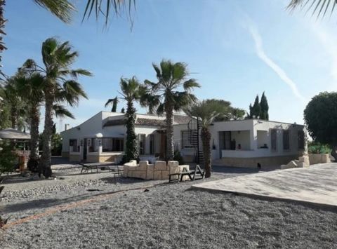 Deze finca biedt heel wat mogelijkheden is zeer ruim en rustig gelegen Kan eventueel omgevormd worden tot B BGroot domein met zeer groot zwembad jacuzzi BBQ paddock met stallen sportfaciliteiten kortom enorm functioneel en geschikt voor vele doeleind...