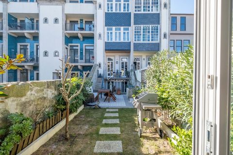 Imagine owning a stylish, fully furnished duplex in the heart of the city (Bonfim, Porto), complete with a private backyard, lush garden, BBQ area and an additional guest house—a rare find that offers both comfort and investment potential. This uniqu...