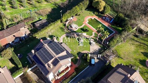 Ubicación: Frosinone (FR) Dirección: Colle Iannini Tipo: Villa de clase A con piscina Ofrecemos a la venta una espléndida villa de clase A, con piscina y jardín, ubicada a pocos pasos del corazón de Frosinone, en un contexto residencial exclusivo y p...