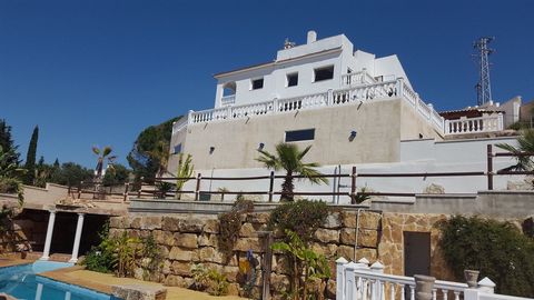 Modern Family Villa in Alhaurin de La Torre, only a 10 mins drive from the beach. The Villa is distributed as follows: On the entrance level you will find a big kitchen with utility room, a guest WC and a very spacious living & dining area with acces...