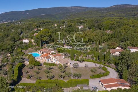 EXCLUSIVITY Nestled in lush greenery in the heart of Provence, this Farmhouse entirely renovated with a large pool and olives trees, offers a true oasis of tranquility with complete privacy. Located really close to the picturesque village of Fayence ...