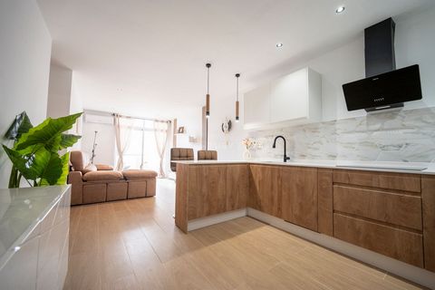 CENTURY21 os presenta este estupendo piso de 68m2. Consta de 2 habitaciones y 2 baños, uno en suite. Acabados de primera calidad. Al entrar en la vivienda nos encontramos a la derecha con la cocina abierta al salón, equipada con lavavajillas, horno, ...