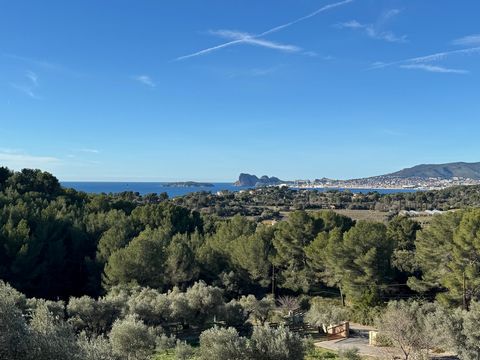 Property located just a few minutes' drive from the sea, in a rural setting with superb south-west exposure and a clear, open view over the sea and the bay of La Ciotat. Enjoy the sunsets all year round in a Pagnolesque setting. Dry stone walls and a...