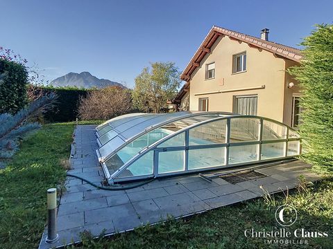 Bella casa indipendente di 138m2 di superficie abitabile su un terreno di 1129m2, non trascurata, splendida vista sulle montagne, a 2 minuti a piedi dal lago e dai negozi locali! Questa casa è da scoprire senza indugio! Al piano terra, lasciatevi aff...