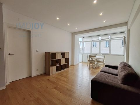 Fully refurbished 1 bedroom flat, located on the 1st floor of a building without lift, with excellent sun exposure to the south and west, ensuring luminosity and comfort throughout the day. The open space kitchen is equipped with a built-in refrigera...