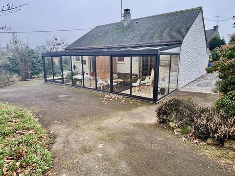 Situé dans un petit hameau calme à Isigny le buat, Pavillon de plain-pied comprenant une entrée, cuisine avec coin repas, séjour/salon avec cheminée insert, véranda, deux chambres et une autre d'appoint, wc, buanderie. Garage, atelier et terrain pour...