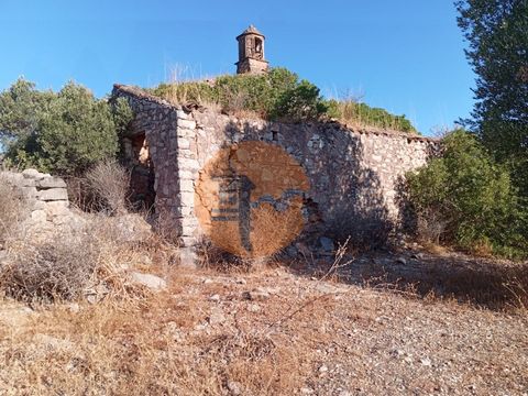 Mixed land located close to Tavira, good access, stunning views, water and electricity on site. On this land it is possible to rebuild the existing ruin and even increase the construction up to 2000m2. On the ground, it is possible to carry out an ag...