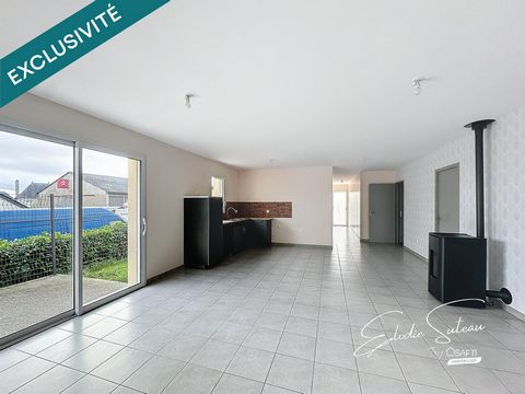 EXCLUSIVITE - Idéalement située au calme au Louroux Béconnais avec accès à toutes les commodités à pieds, venez découvrir cette maison très récente de 2020 construite de plain pied. Elle se compose d'une pièce de vie avec cuisine ouverte et poêle à g...