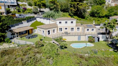 Villa Col d'Èze, 15 minutes from Monaco and Nice. Panoramic views of the mountains. On the ground floor: fully equipped modern kitchen communicating with a large living room, with large bay windows. Facing south-west, the property benefits from optim...