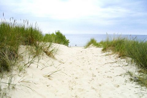 Exclusief huis - slechts 100 m van het fijne zandstrand in de duingordel direct aan het kustbos. Dankzij de langzaam aflopende kustlijn kunnen zelfs de allerkleinsten op het water spetteren en in het zand spelen. Het lange strand van Usedom strekt zi...