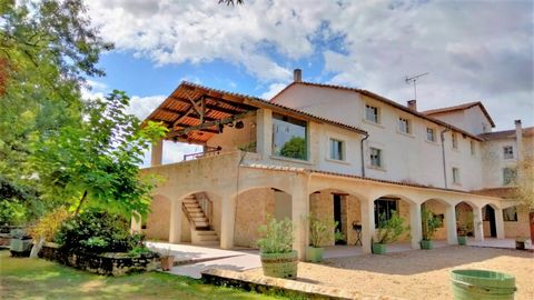 Très rare moulin en pierre du 12ème siècle rénové, situé dans un joli village calme à proximité de la Dordogne avec une production hydroélectrique permettant l'autosuffisance et un revenu supplémentaire avec son atelier traditionnel de production Cer...