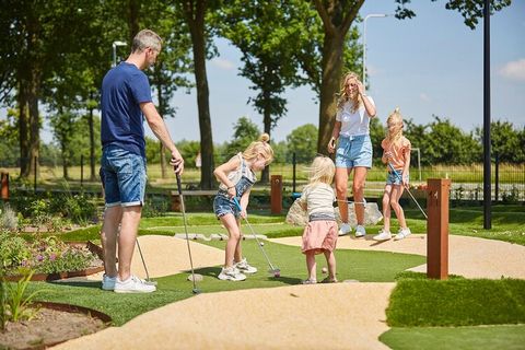 In het Limburgse Roggel vind je deze mooie boerderijvilla. De villa heeft 3 slaapkamers en is groot genoeg voor een gezin of een groep van 5 personen. Op het park vind je een gedeeld zwembad waar je uren door kunt brengen. Dit boerderijvillapark is e...