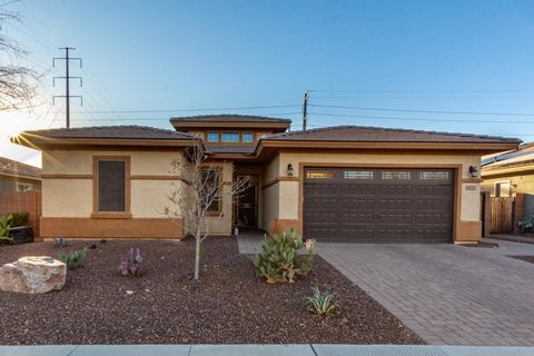 Don't miss this beautiful, 3-bedroom, 2.5-bathroom, single level home with office space and 3 car tandem garage plus an RV Gate. This spacious home offers a split floorplan, office/den space, a shared (Jack n Jill) bathroom with individual sinks and ...