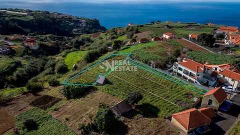 Bem-vindo aos Canhas, onde esta parcela de terreno com uma área bruta de 972 metros quadrados oferece uma oportunidade única para construir a casa dos seus sonhos. Com fácil acesso automóvel, é permitida a construção de habitação unifamiliar na tipol...