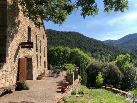 Finca of 569 m2 built and 31 hectares of land. . Masia La Coromina is located in the natural park of La Garrotxa, in the north of Catalonia, in a large valley surrounded by iconic mountains and a microclimate conducive to flora, fruit trees, crops an...