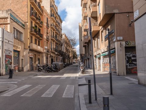 GREAT OPPORTUNITY!!!!!! SALE OF LOCAL BUSINESS AND LICENSE SALE OF PREMISES PLUS LICENSE ACTIVITY OF C3 RESTAURANT IN OPERATION IN THE NEIGHBORHOOD OF LA VILA DE GRACIA. NEXT TO PLAÇA DEL SOL * JTO. TRAVESSERA DE GRACIA * NEARBY MARKET RENTED FOR THE...