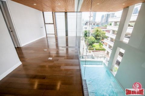 749 Residence project from Pannaphat Development in Soi Sukhumvit 49 in the heart of the city. Super luxurious 7-story townhome with maximum privacy. Land size starts from 180m2. Usable area is 680m2. Every unit has a lift and private pool. The entir...