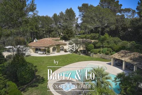 On a park of more than one hectare in the heart of a residential environment, this majestic property inspired by Couelle with generous volumes offers a superb view of the hills and the Chateau de Castellaras. Located close to the old village, only 15...