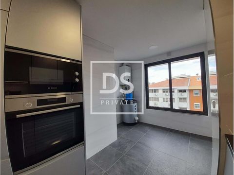 BOAVISTA II development, next to the Rotunda da Boavista and main streets and avenues, with modern architecture. 2 bedroom apartment with excellent areas and fully equipped with BOSCH equipment. Building designed with the comfort and well-being of it...