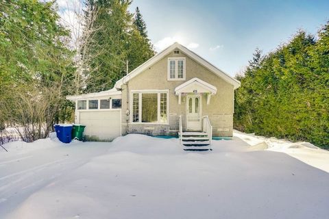 Charming 3-bedroom single-family home located in the heart of Chelsea, less than 15 minutes from Ottawa and close to Gatineau Park and hiking trails. Rustic concept offering enormous potential. Own a house that you can customize to your liking! Quiet...