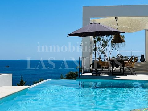 Its proximity to the sea, its spectacular views of the azure Mediterranean Sea and its clear, modern and bright architecture are the quintessence of this luxury villa located in a protected and guarded area. From every angle you can appreciate the ex...