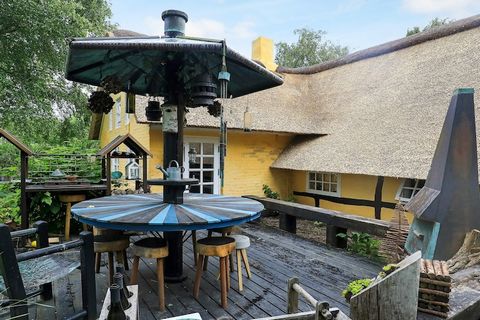 This thatched half-timbered house with whirlpool and sauna is located in the middle of Asaa town with just approx. 500 meters to the port. The house itself is a half-timbered house with cosiness and charm. The ceiling is not high due to the exposed b...